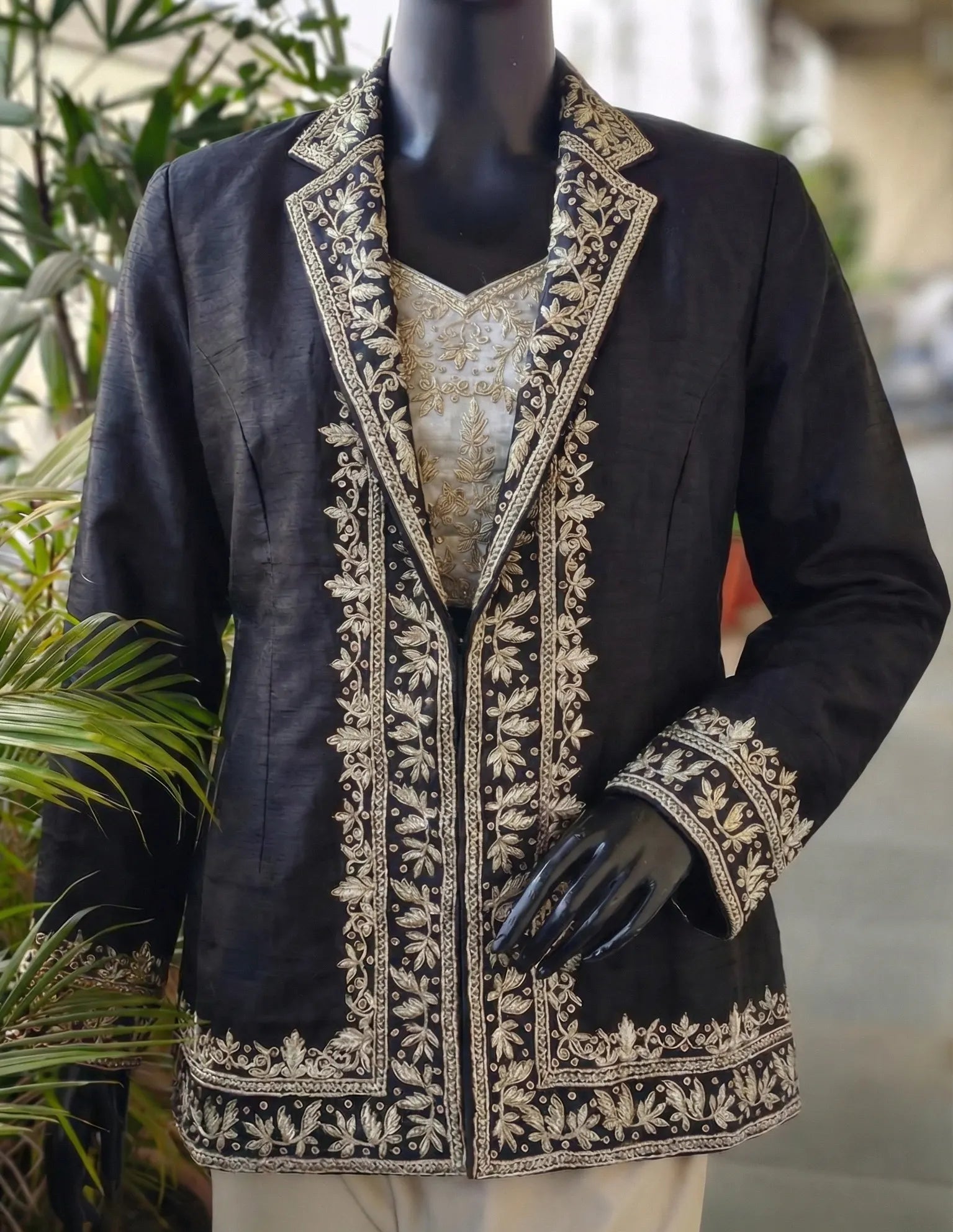 ADHIRATRI - Blouse, Saree and Blazer Set