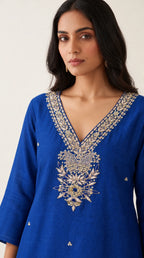 Neelkamal royal blue Maheshwari silk kurta, paisley V-neck Zardosi embroidery detail — thumbnail 4