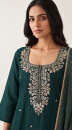 Zumurrud bottle green Maheshwari silk kurta, floral vine neckline Zardosi embroidery detail — thumbnail 4