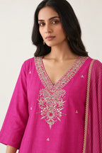 Rangrez rani pink Maheshwari silk kurta, paisley V-neck Zardosi embroidery detail — thumbnail 4